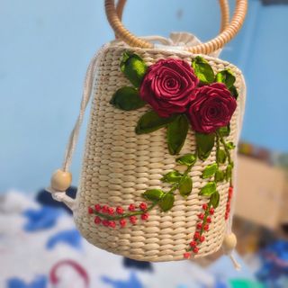 Túi bơ lục bình thêu hoa hồng