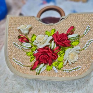 Túi cỏ bàng u quai gỗ thêu 1