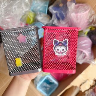 Ống cắm bút lưới sắt đính charm