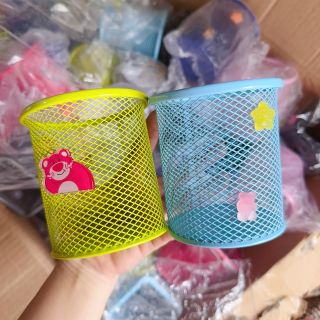 Ống cắm bút lưới sắt đính charm