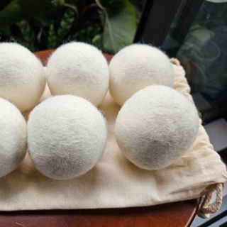 Set 6 quả Bóng len sấy quần áo đường kính 7cm (len lông cừu New Zealand) làm mềm vải, chống nhăn , chống xơ vải, giảm tới 30% thời gian sấy