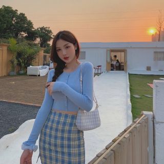 Áo croptop phối nút