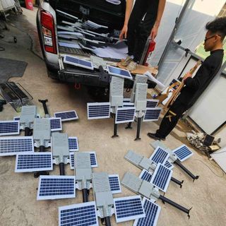 Đèn năng lượng mặt trời bàn chải 2 tấm pin công suất 300w vỏ nhôm