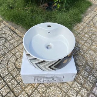 Chậu lavabo bằng sứ đặt bàn giá rẻ, thiết kế trẻ trung phù hợp với phong cách trẻ, hiện đại