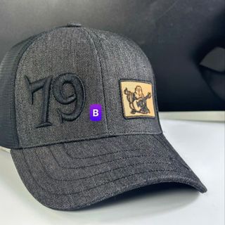 Mũ lưỡi trai có số 79 ở một bên CQ