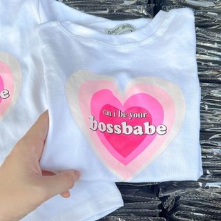 ÁO THUN NỮ CROPTOP CỔ TRÒN TAY NGẮN TRÁI TIM BOSSBABE - AUSA HOUSE