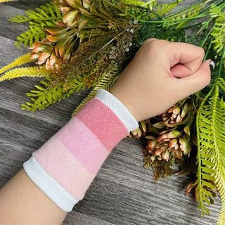 Bó cổ tay thấm mồ hôi Chất liệu mềm mại, co giãn, thoáng khí Thấm hút mồ hôi hiệu quả Đeo vào tháo ra dễ dàng