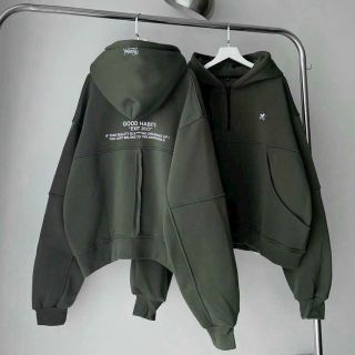 Áo khoác dạng croptop dây kéo nữa cổ, phối thân và tay. Hình in ở thân và nón là hình thêu nón 2 lớp vải chính. Giá sỉ - giá bán buôn