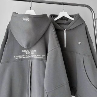 Áo khoác dạng croptop dây kéo nữa cổ, phối thân và tay. Hình in ở thân và nón là hình thêu nón 2 lớp vải chính. Giá sỉ - giá bán buôn