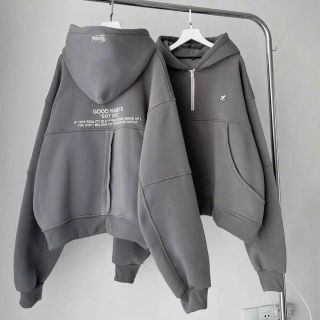 Áo khoác dạng croptop dây kéo nữa cổ, phối thân và tay. Hình in ở thân và nón là hình thêu nón 2 lớp vải chính. Giá sỉ - giá bán buôn