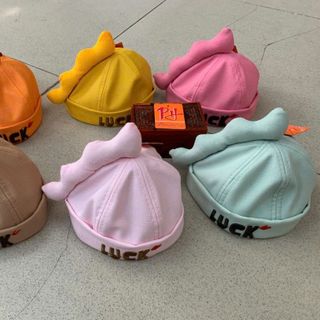 Mũ trùm đầu trẻ em có chữ luck CQ