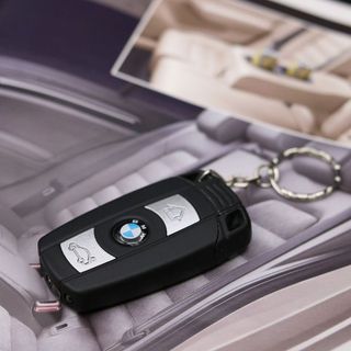 BẬT LỬA KHÈ MÓC KHOÁ XE HƠI B.M.W CÓ ĐÈN PIN - XÀI GAS