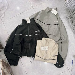 Áo khoác dù dáng lửng chạy mí viền,logo thêu, dây kéo phao.2 túi hộp trước ngực