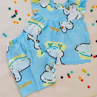 Bé gái tay cánh tiên quần lửng