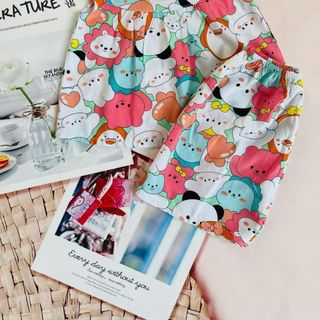 Bé gái tay cánh tiên quần lửng