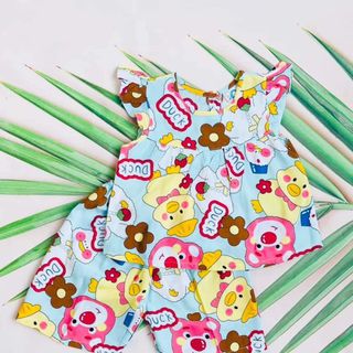 Bé gái tay cánh tiên quần lửng
