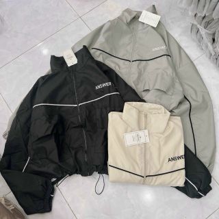 Áo khoác dù dáng lửng chạy mí viền,logo thêu, dây kéo phao, 2 túi hộp trước ngực. Giá sỉ - giá bán buôn