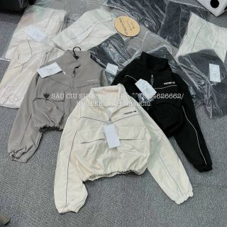 Áo khoác dù dáng lửng chạy mí viền,logo thêu, dây kéo phao, 2 túi hộp trước ngực. Giá sỉ - giá bán buôn