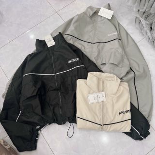 Áo khoác croptop dù chạy viền chữ thêu có túi 2 bên ngực dây kéo phao