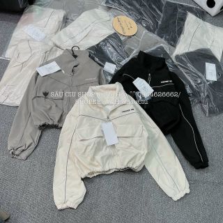 Áo khoác croptop dù chạy viền chữ thêu có túi 2 bên ngực dây kéo phao