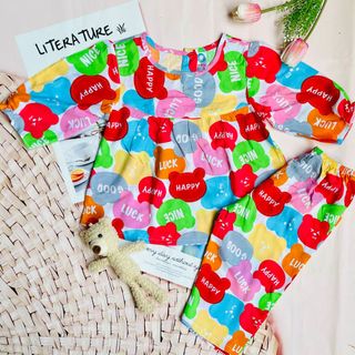 Bé gái tay dài quần dài
