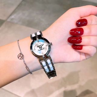 Đồng hồ chanelss lắc dmi