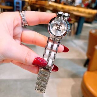 Đồng hồ chanelss lắc dmi