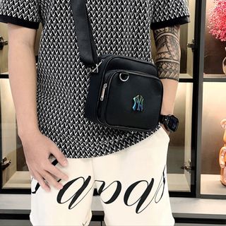 TÚI ĐEO CHÉO VUÔNG MINI M L BE NEW YORK LOGO METAL.CHỐNG NƯỚC, NHIỀU NGĂN. THUẬN TIỆN