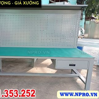 Bàn thao tác có bảng treo, tủ để đồ nghề