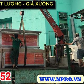 Bàn thao tác có bảng treo, tủ để đồ nghề