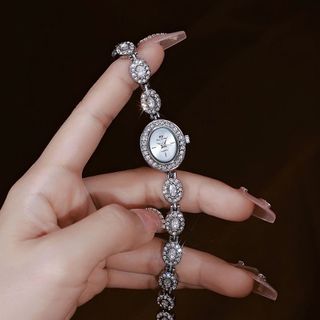 Đồng hồ nữ mớ lắc ovan siêu sang nhé