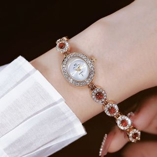 Đồng hồ nữ mớ lắc ovan siêu sang nhé