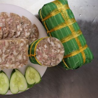 Chả lụa, chả da ớt xiêm xanh, pate nguội...