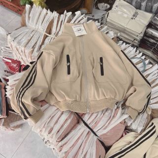 Áo khoác chất da lộn, có túi khoá kéo 2 bên ngực, kiểu dáng croptop, chạy viền tay. From 70kg. Giá sỉ - giá bán buôn