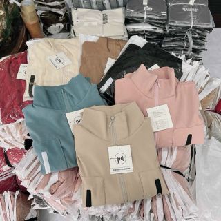 Áo khoác chất da lộn, có túi khoá kéo 2 bên ngực, kiểu dáng croptop, chạy viền tay. From 70kg. Giá sỉ - giá bán buôn