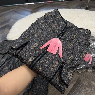 ÁO KHOÁC CỔ TRỤ CAO CẤP CHỮ B 6 TÚI MAY KĨ CHẤT KAKI THUN QUẢNG CHÂU - LÊ PHƯƠNG BOUTIQUE