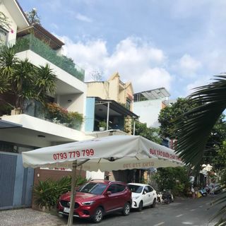 Dù lệch tâm vuông 2m5, khung sắt hộp dày, đã bao gồm chân đế bê tông đá mài