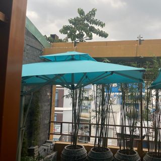 Dù lệch tâm vuông 2m5, khung sắt hộp dày, đã bao gồm chân đế bê tông đá mài