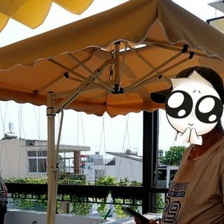Dù lệch tâm vuông 2m5, khung sắt hộp dày, đã bao gồm chân đế bê tông đá mài