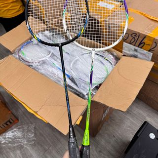 Vợt cầu lông Whizz khung carbon liền khối