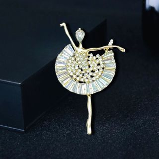 GHIM CÀI ÁO HÌNH VŨ CÔNG MÚA ĐÍNH ĐÁ THỜI TRANG