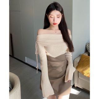Áo lệch vai tay loe