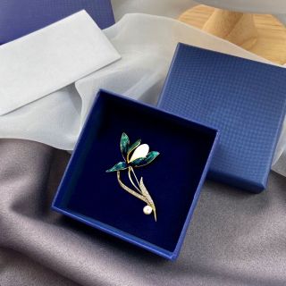 Trâm Cài Áo Hình Hoa Mộc Lan Bằng Đá Tự Nhiên Tráng Men Cao Cấp