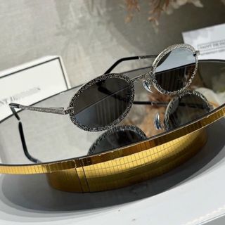 Mắt kính CN hot trend hàng khắc hịu