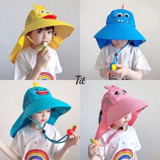 Mũ kèm chiếc còi cho bé