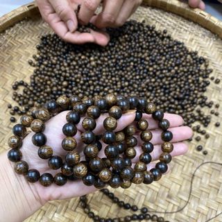 Vòng tay trầm hương sánh chìm