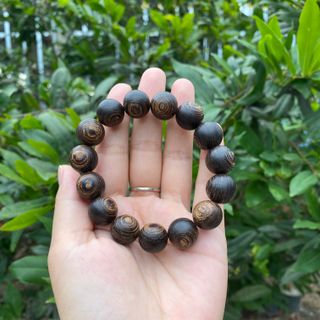 Vòng tay trầm hương sánh chìm
