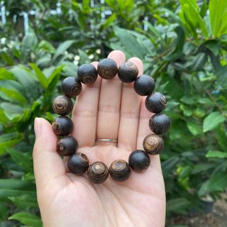 Vòng tay trầm hương sánh chìm