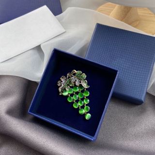 Ghim cài áo chùm nho đính đá tím thanh lịch