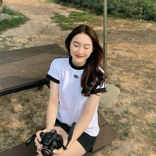 Áo thun gân cotton co giản hình in chữ B, phối viền tay và cổ áo. Giá sỉ - giá bán buôn